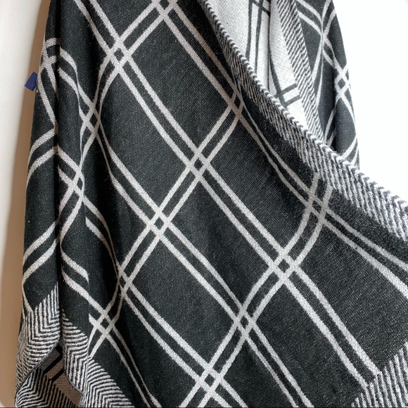 Do Everything With Love Knit Fringe Sweater Poncho One Size Black Gray - Picture 3 of 5